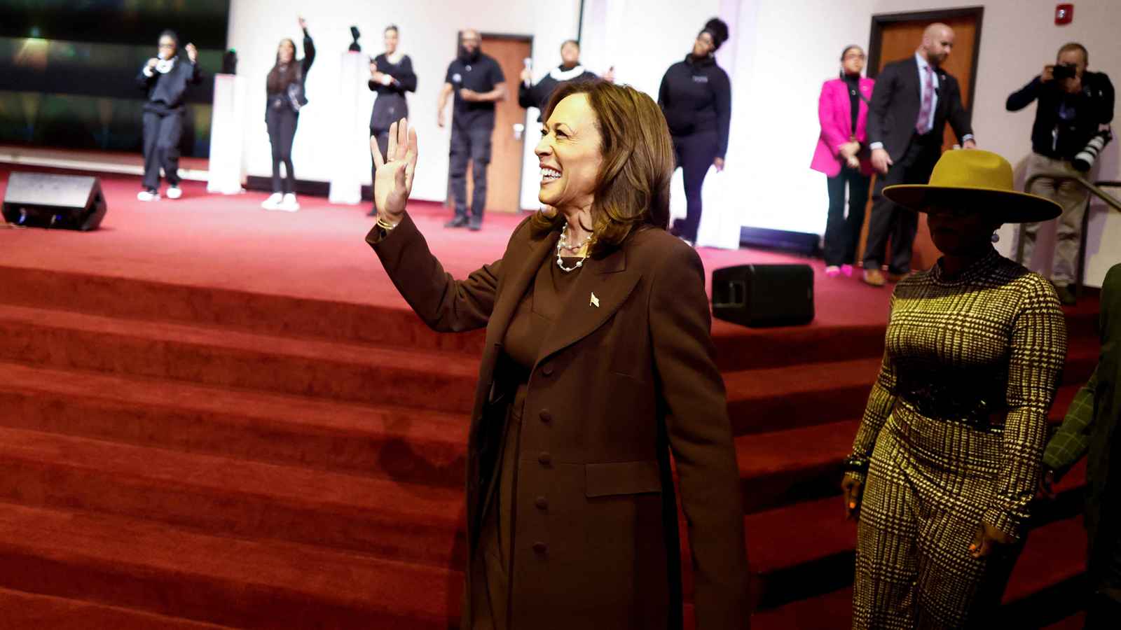 هاريس تتجنب الظهور مع بايدن.. ما السبب؟