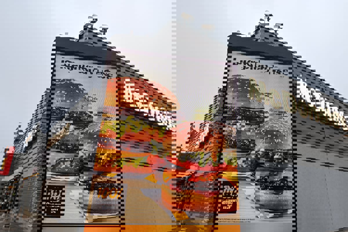 بعيدا عن مضارها.. "الوجبات السريعة" أصبحت عبئا بتكلفتها الباهظة