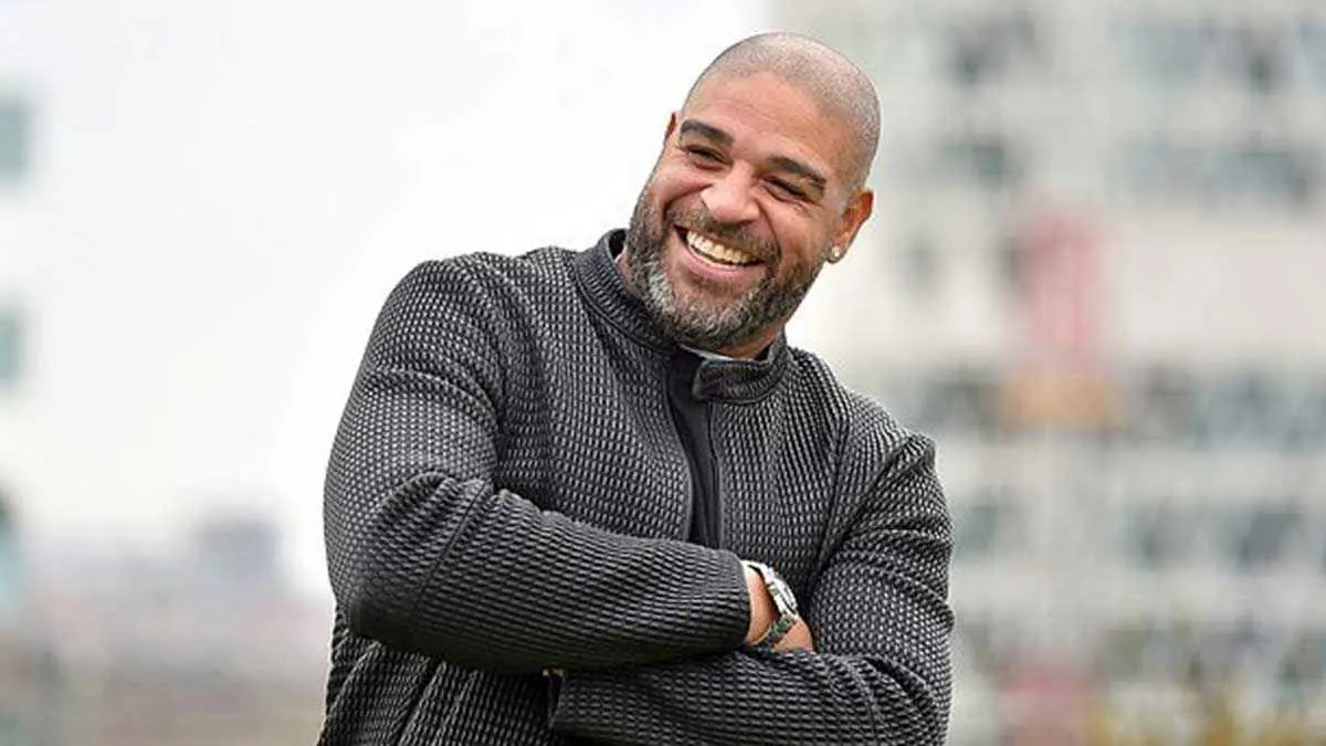 أدريانو يتحدث عن وفاة والده وصراعه مع الإدمان في رسالة صادمة