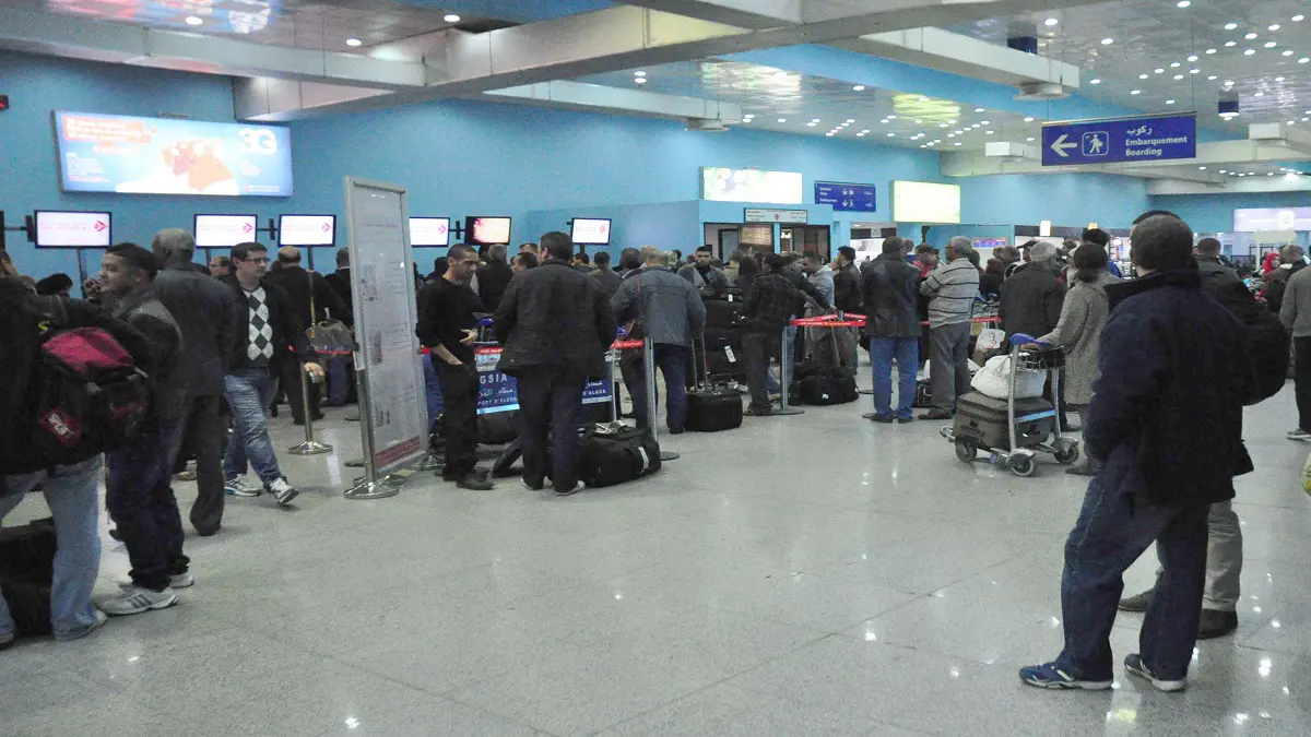 مسافرون عالقون في مطارات المغرب والجزائر بعد تعليق الرحلات الجوية بينهما (فيديو)‎