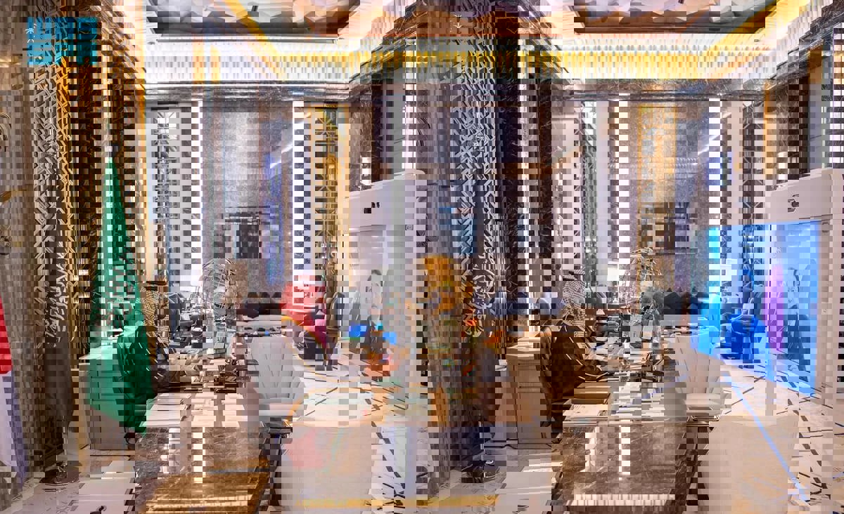 ظهرت باتصال مرئي.. أدوات مكتب ولي العهد السعودي تثير تفاعلاً (فيديو)