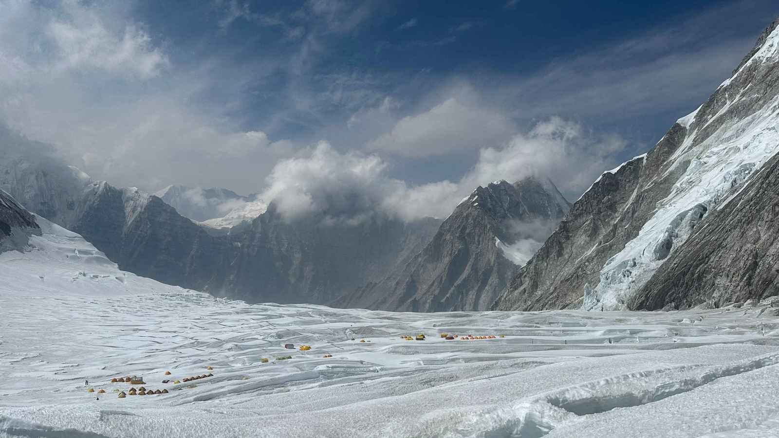 15 ألف دولار.. لماذا رفعت نيبال سعر تصريح تسلق إيفرست؟