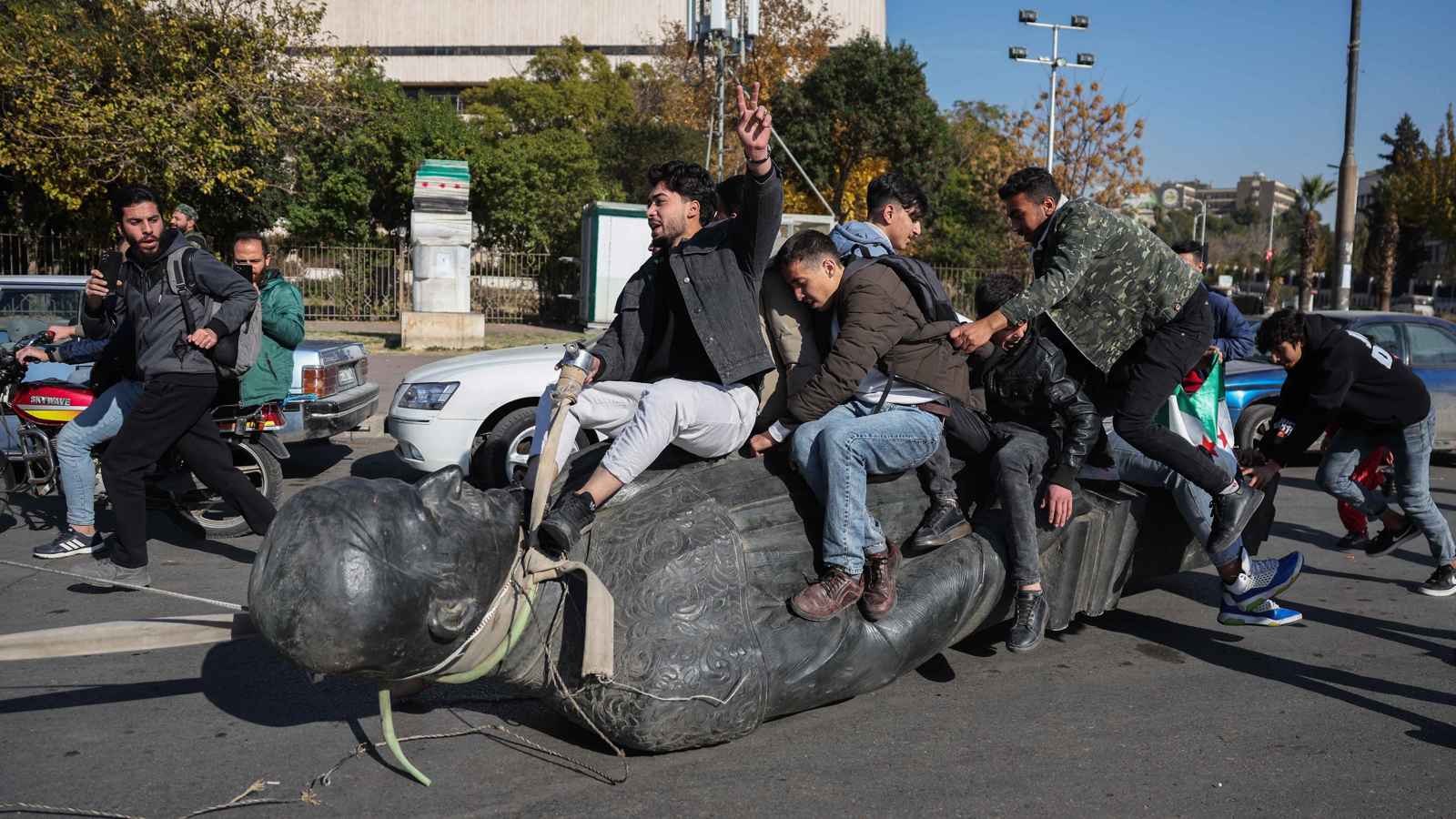 "القناة 12" الإسرائيلية: سقوط دمشق يمهد لسقوط طهران