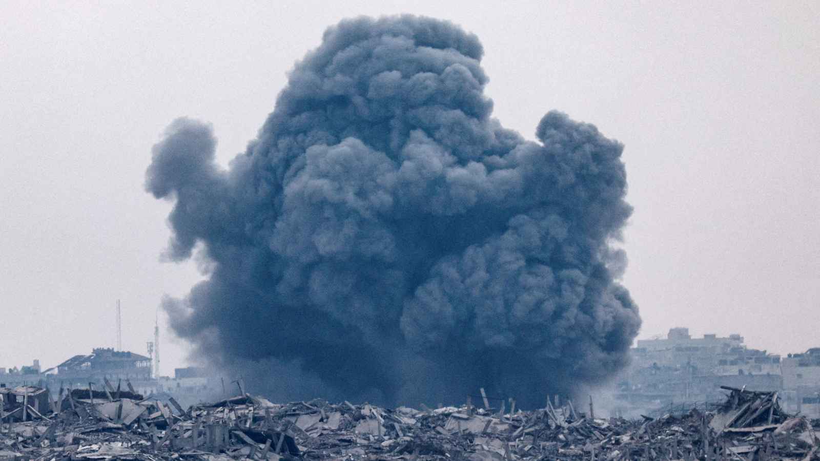 غارات إسرائيلية تُوقع قتلى وجرحى في مناطق متفرقة بغزة