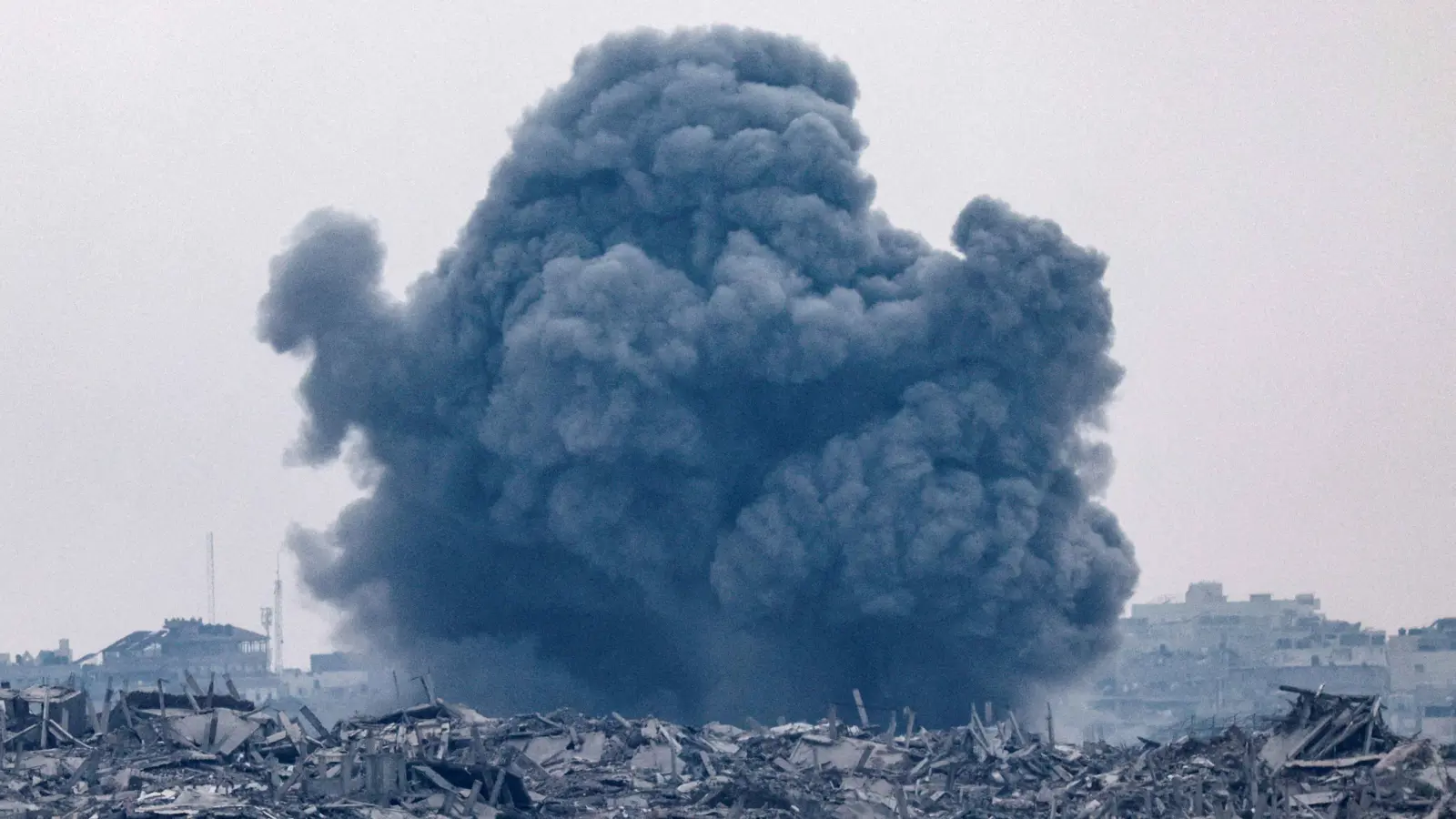 غارات إسرائيلية تُوقع قتلى وجرحى في مناطق متفرقة بغزة