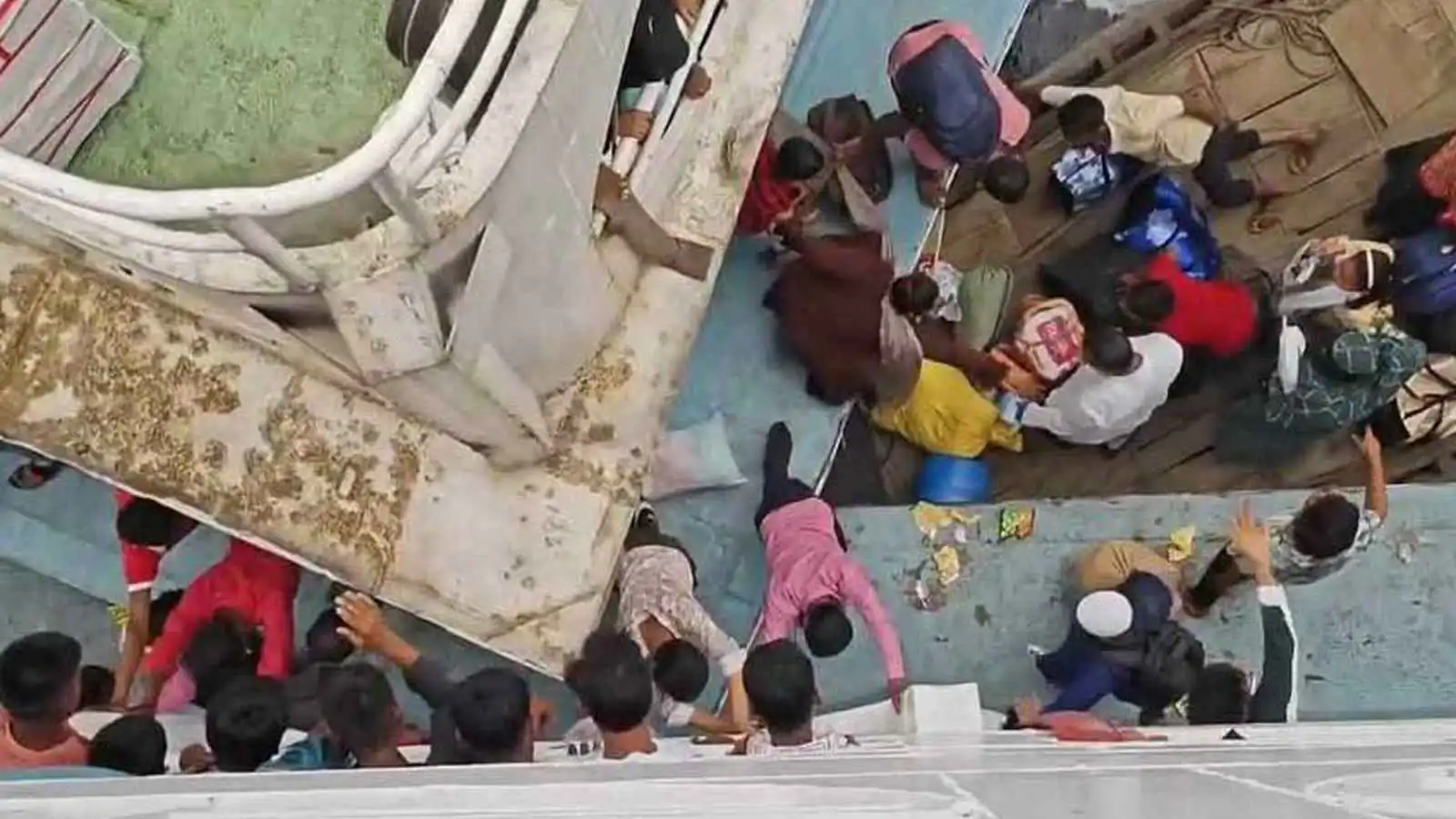 كارثة في ضفة دكا.. سفينة تسحق قارباً وتخلّف قتلى (فيديو إرم)