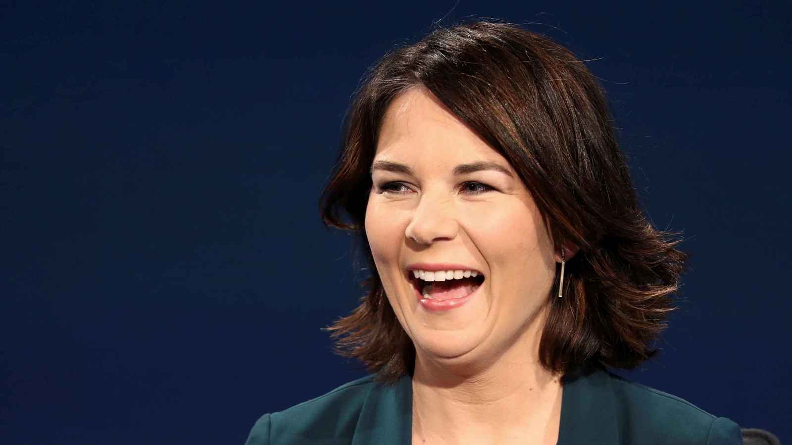 ما قصة "الحذاء الأحمر" الذي أحرج وزيرة الخارجية الألمانية؟ (صور)