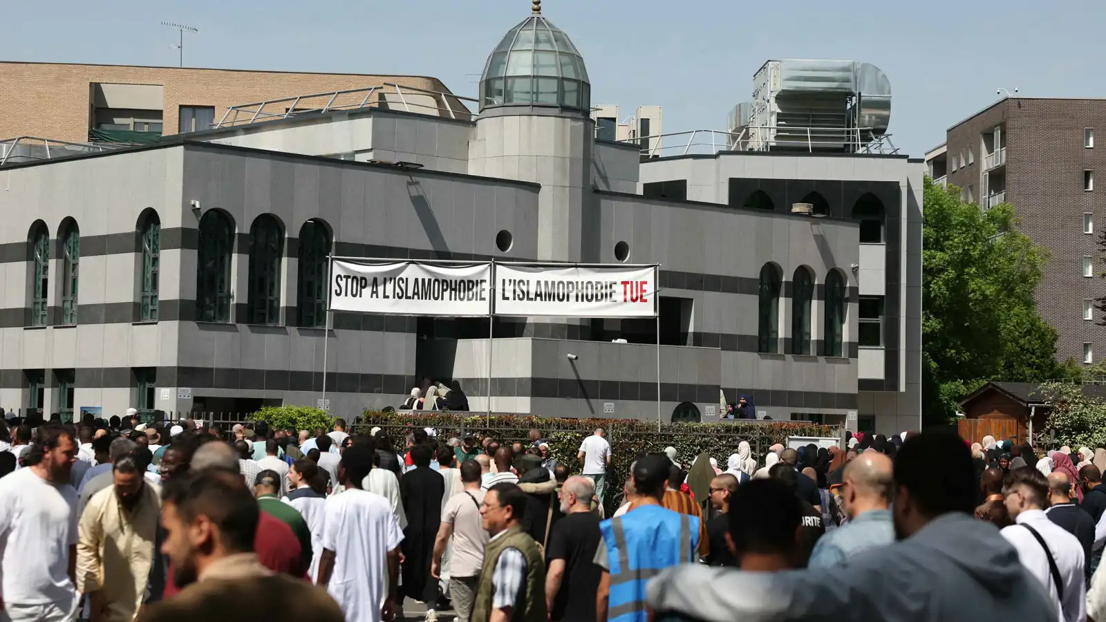 استطلاع "إيفوب" لمسلمي فرنسا يثر جدلا حول أطروحات اليمين