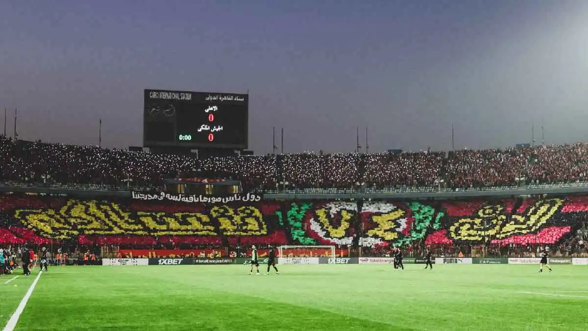 جماهير الأهلي المصري تقذف لاعبي الجيش الملكي المغربي بقوارير مياه (فيديو)