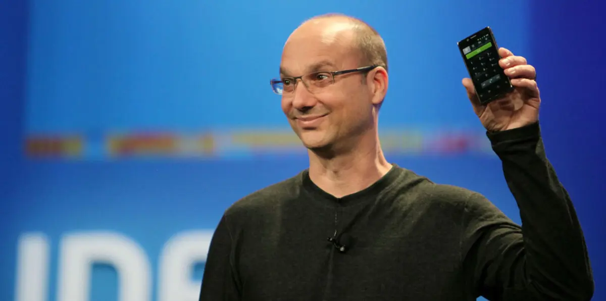 بعد انشقاقه عن غوغل.. مخترع "أندرويد" يطلق أول هواتف شركته الجديدة (صور)