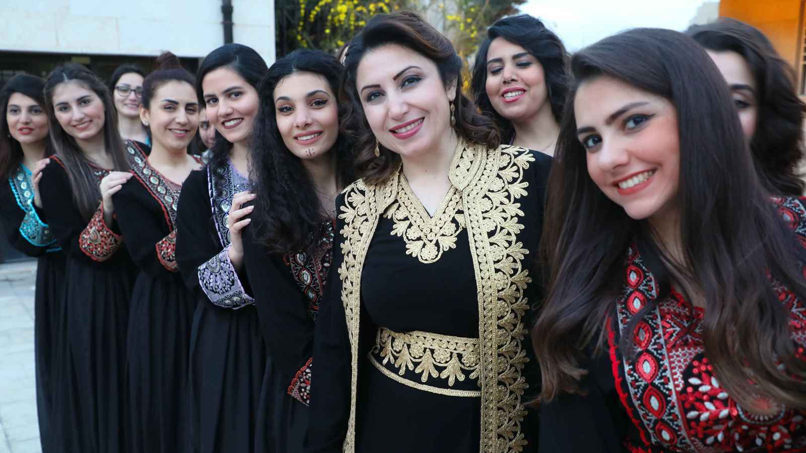 تألقت عالمياً.. من هي غادة حرب أول قائدة أوركسترا سورية؟