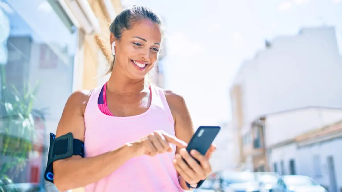 تقنية لشحن الأجهزة المحمولة بالاهتزاز أثناء المشي‎‎