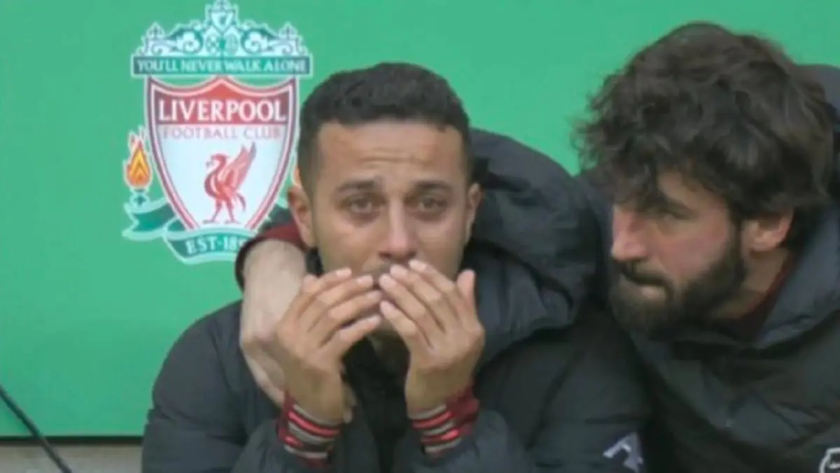 مباراة تشيلسي وليفربول.. بكاء تياغو ألكانتارا بعد إصابته واستبعاده في نهائي كأس الرابطة الإنجليزية (فيديو)