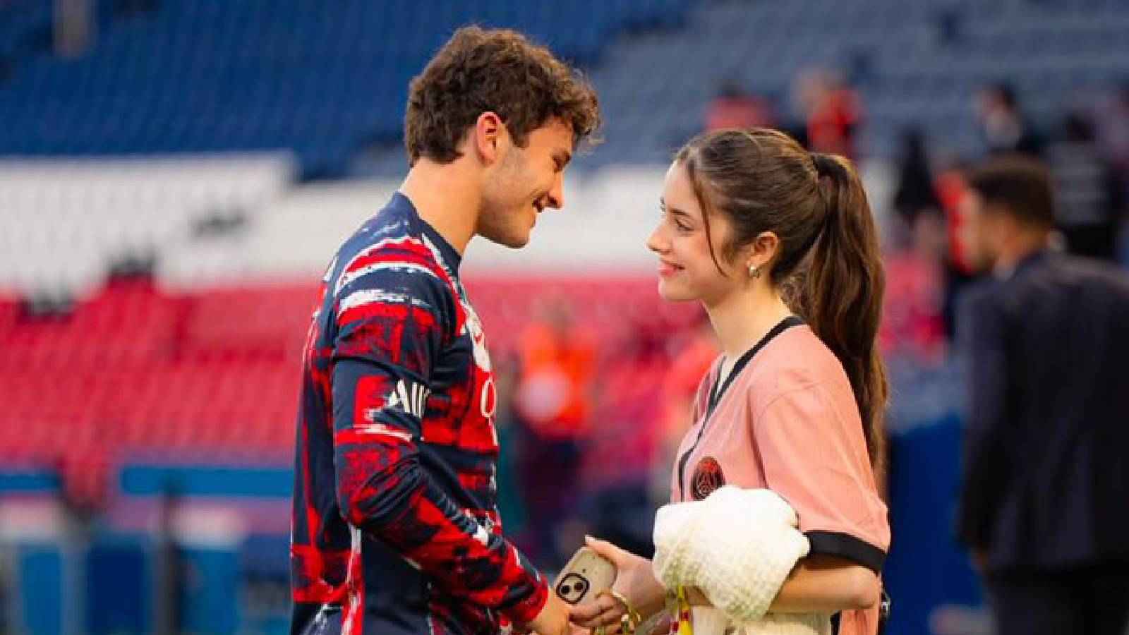 نجم باريس سان جيرمان يسقط صديقته أرضا أمام الكاميرات (فيديو)