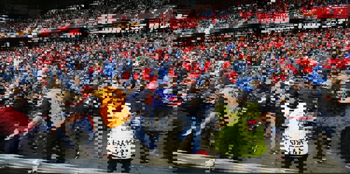 اليويفا يفرض غرامات مالية على ليفربول وإشبيلية