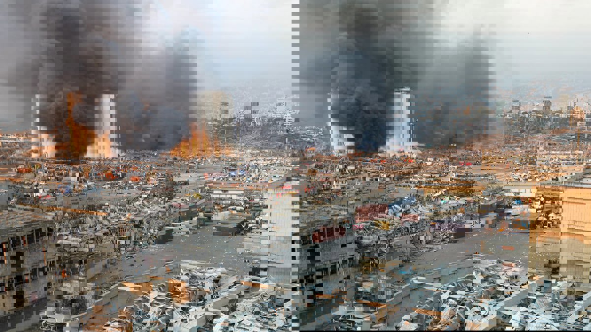 تقرير: رئيس دولة أجنبية ونجله قد يكونان متورطين في انفجار مرفأ بيروت