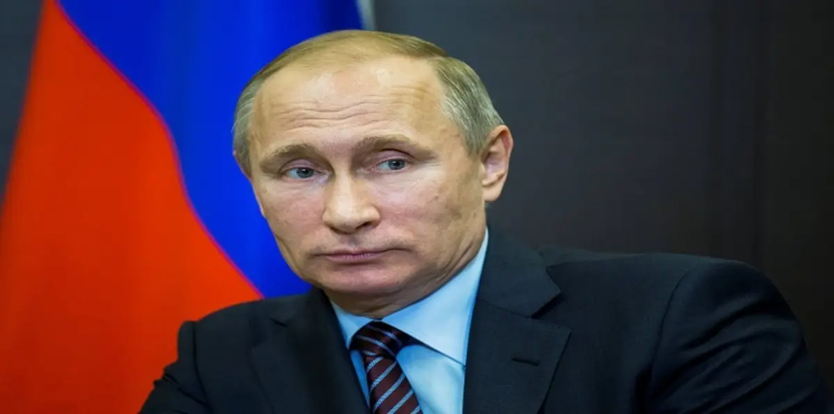 الرجل المتقاعس.. فلاديمير بوتين ينزلق خلال مباراة هوكي (فيديو وصور)