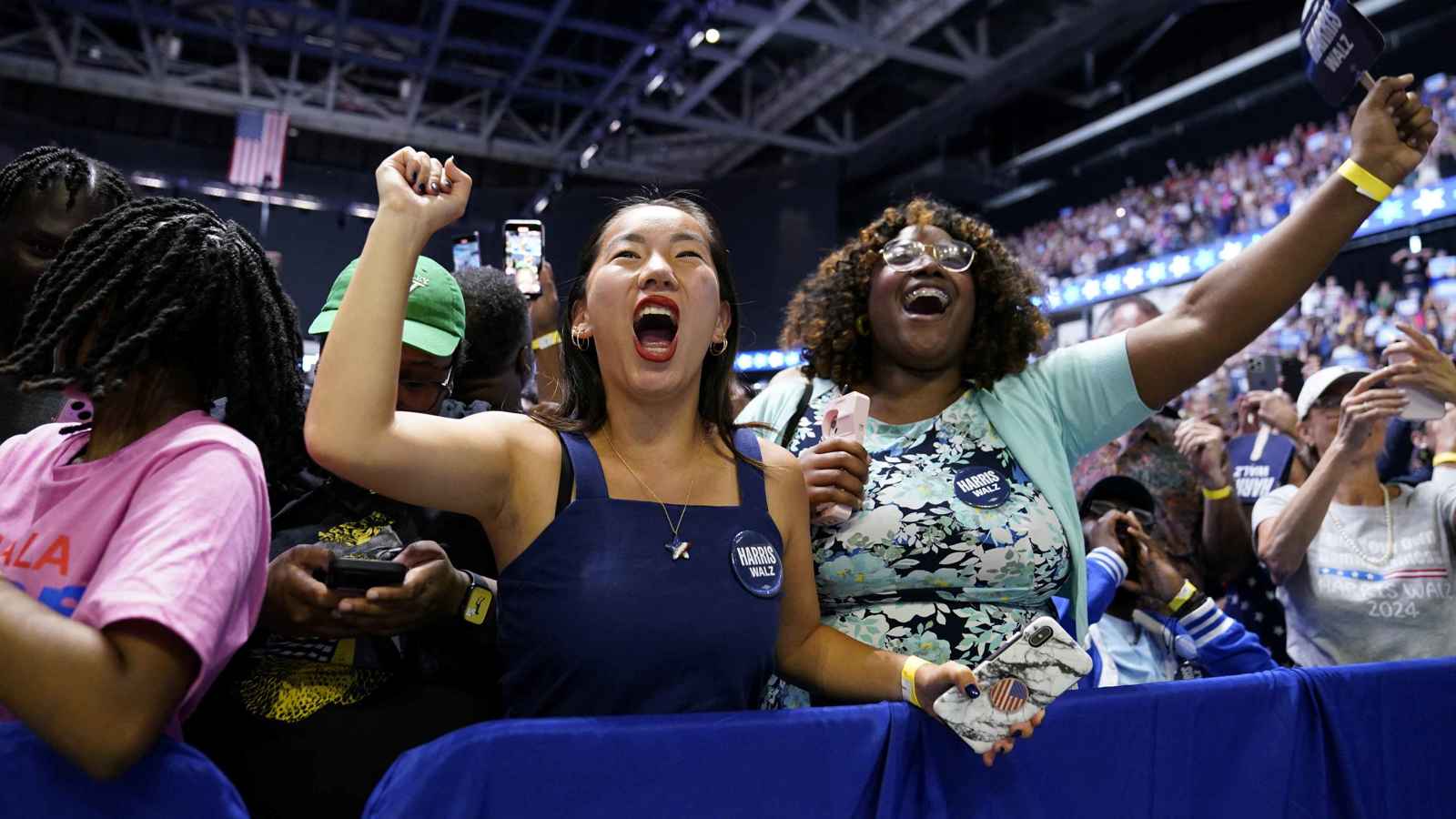 استطلاع: هاريس رفعت مستوى "الحماس" في الانتخابات الأمريكية