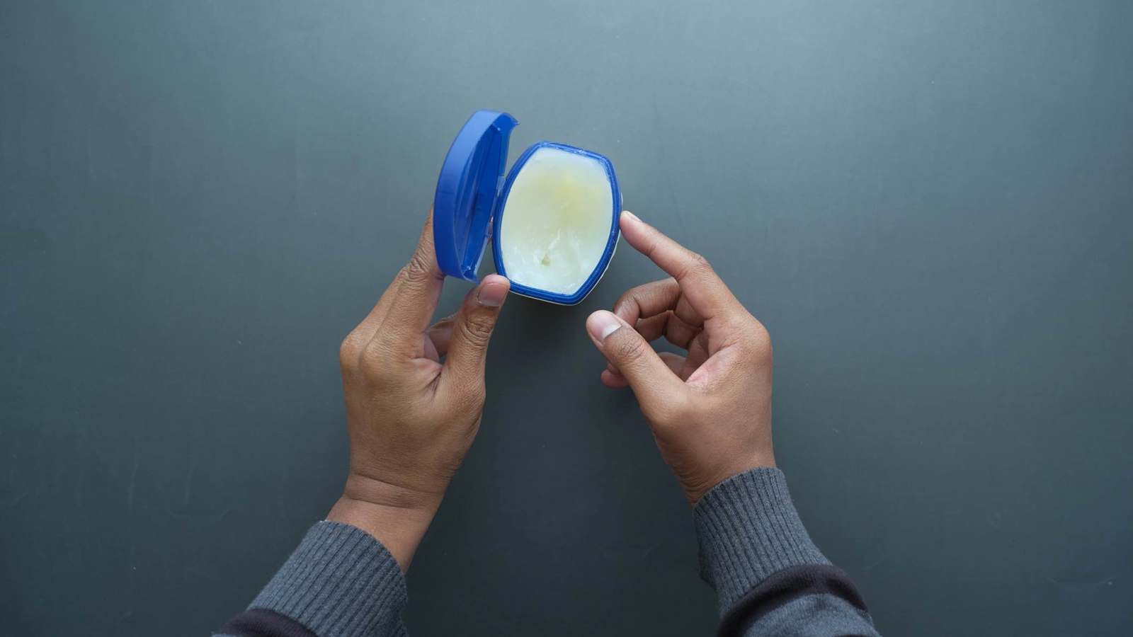 بعد الترويج له في "تيك توك".. تحذيرات من استخدام الفازلين