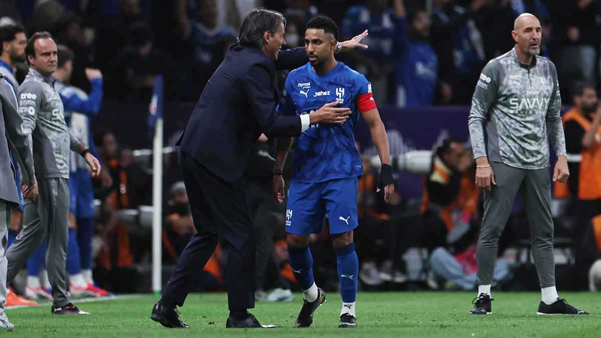 دهاء كبير.. إنزاغي يأمر سالم بالضغط على الحكم لطرد العقيدي (فيديو)