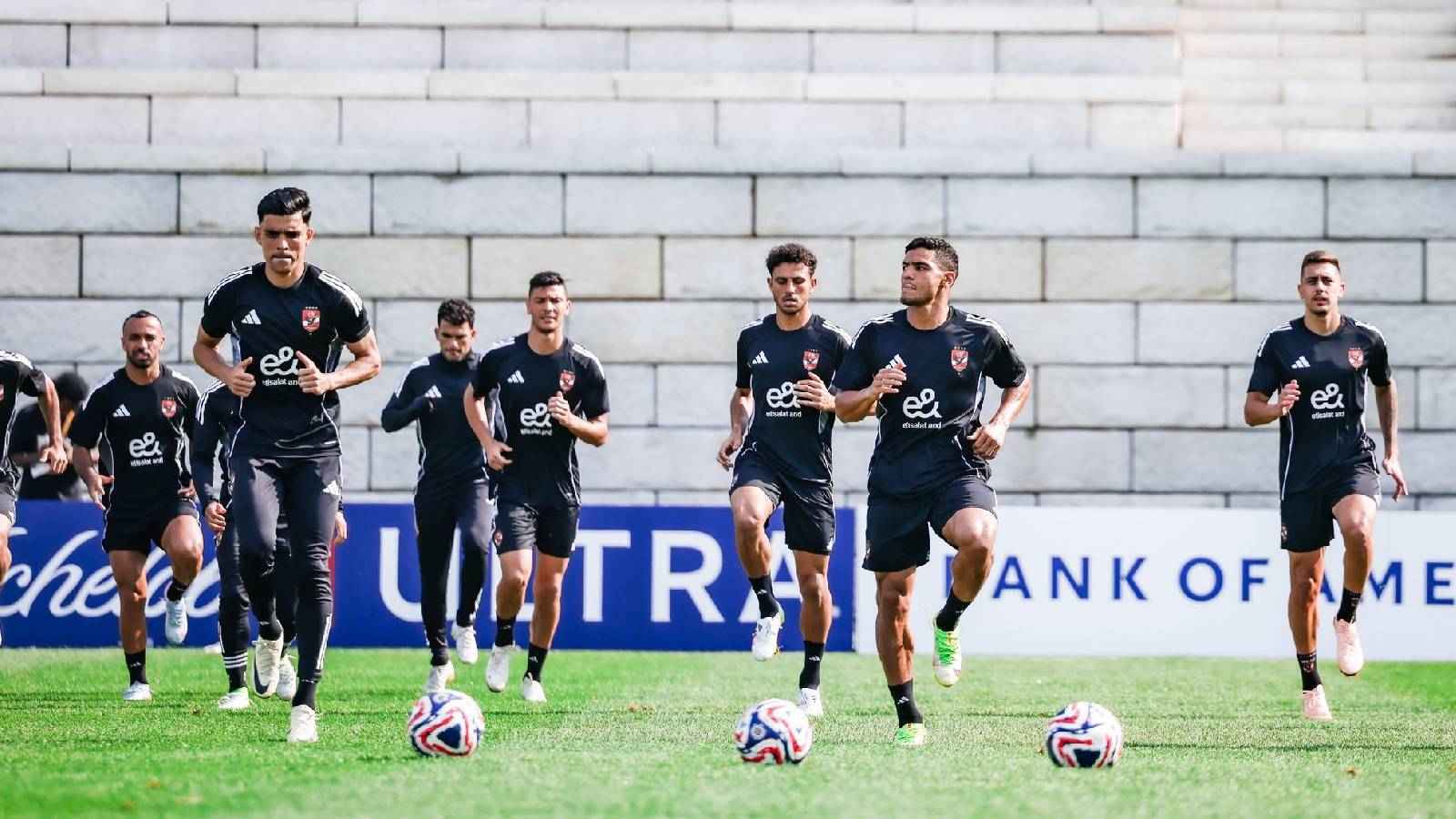 أزمة الرواتب تضرب "غرفة ملابس" الأهلي".. 3 نجوم يطلبون تعديل عقودهم