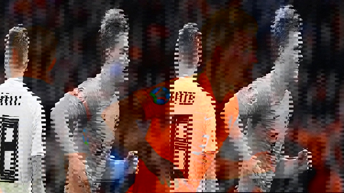 بارتوميو رئيس نادي برشلونة يلمّح إلى إتمام صفقة دي ليخت