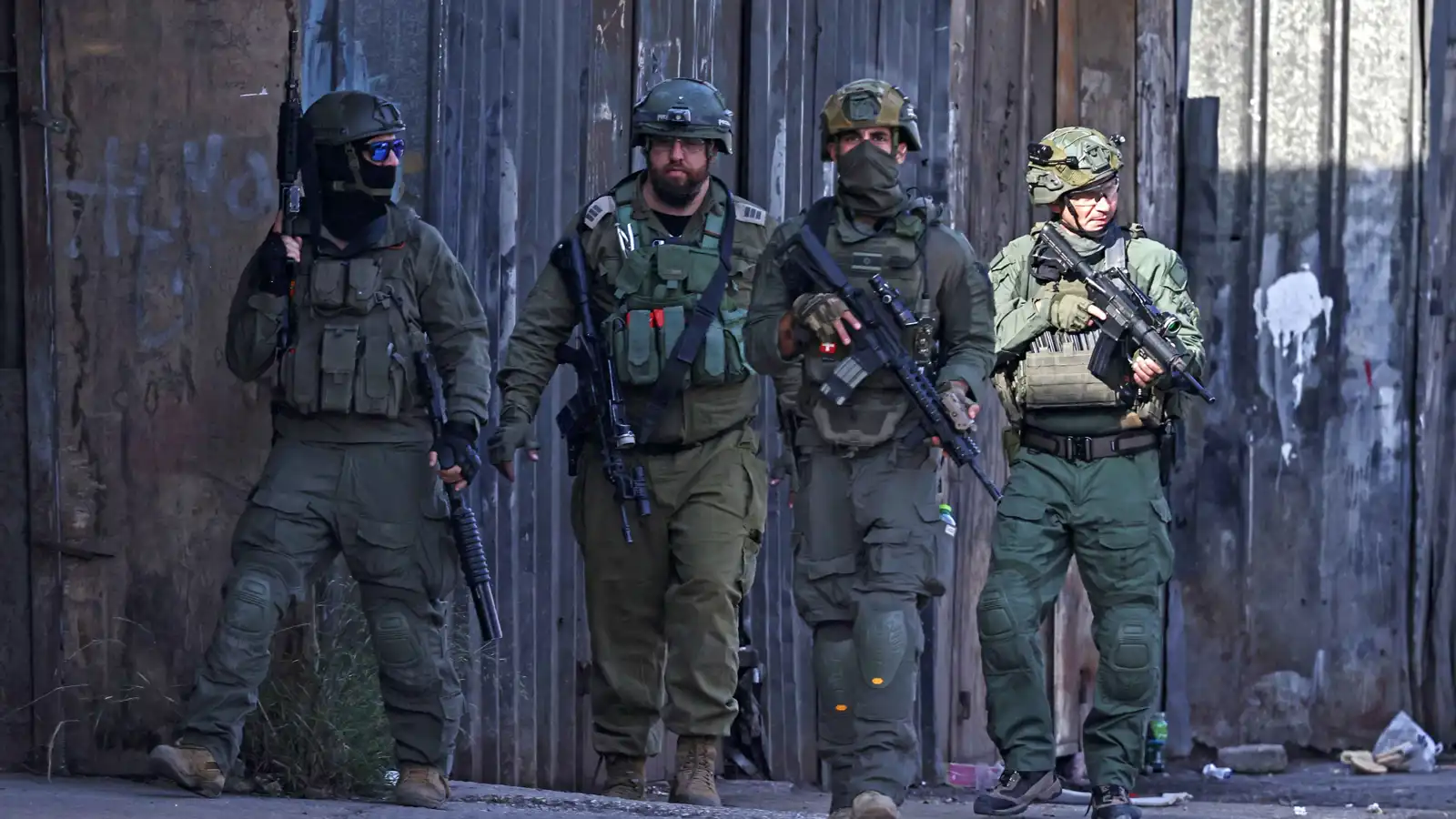 الجيش الإسرائيلي ينفّذ مداهمات واسعة في الضفة الغربية