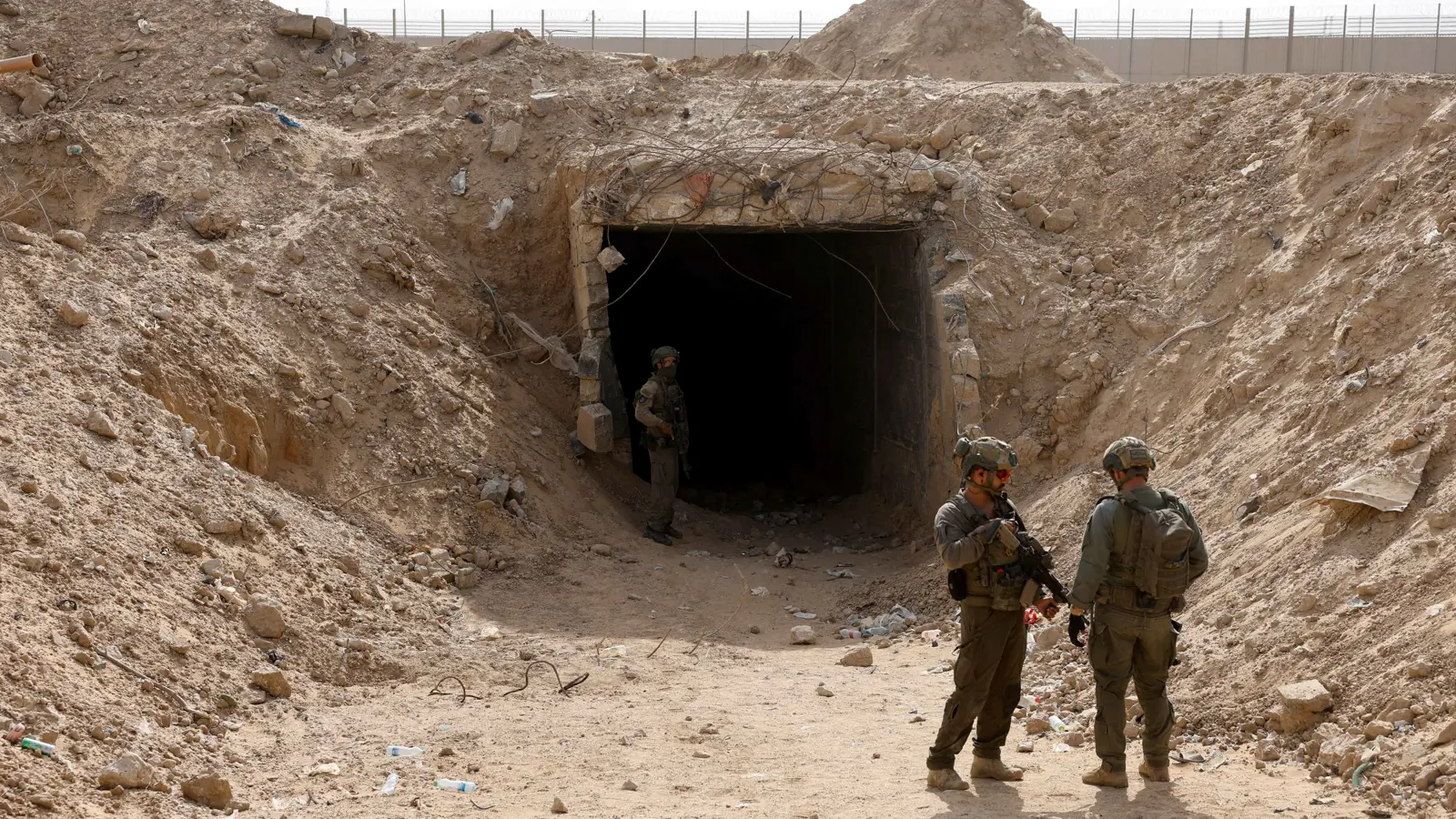 الجيش الإسرائيلي يُغرق نفق السنوار بالخرسانة (فيديو)