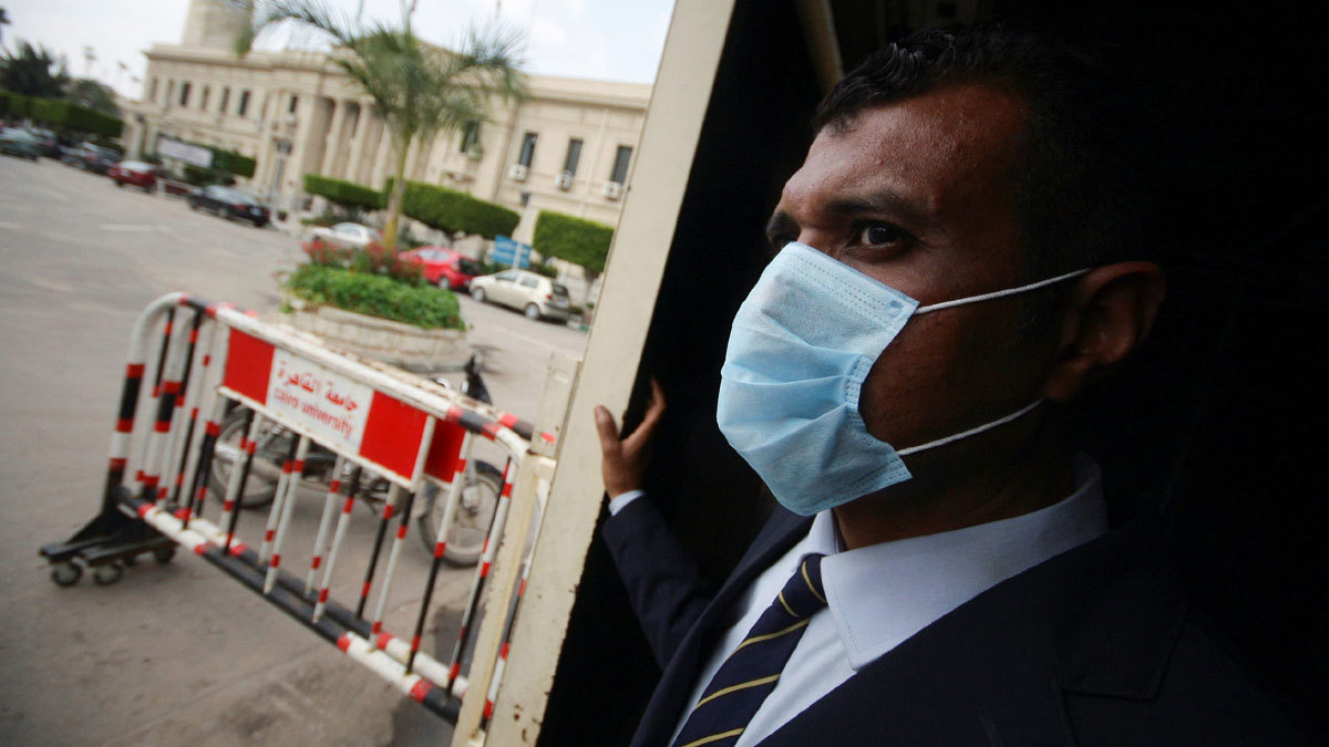 كورونا يجبر مصر على إغلاق المقاهي والمطاعم والمراكز التجارية