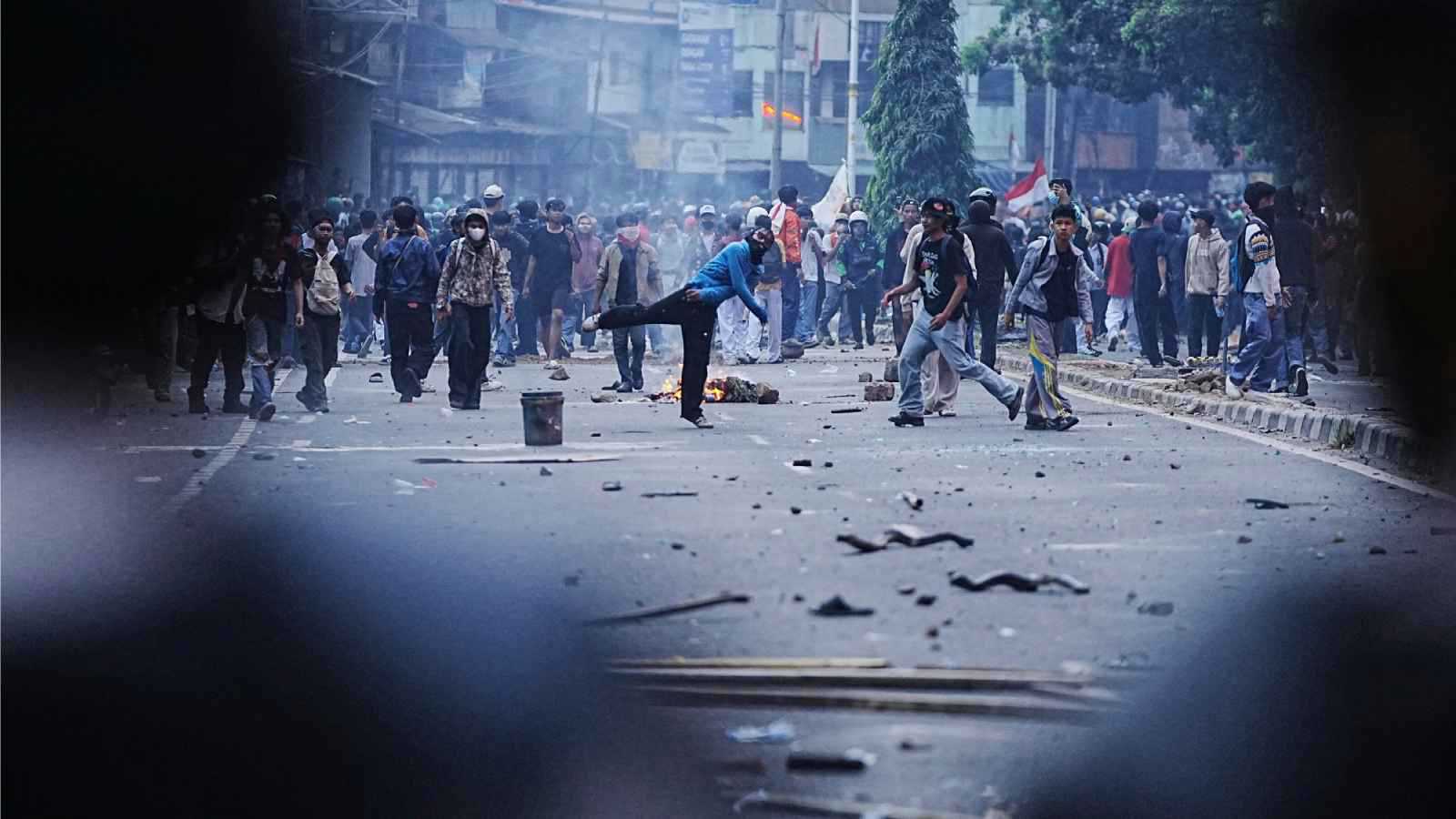 الشرطة الإندونيسية تشتبك مع محتجين على رواتب نواب البرلمان