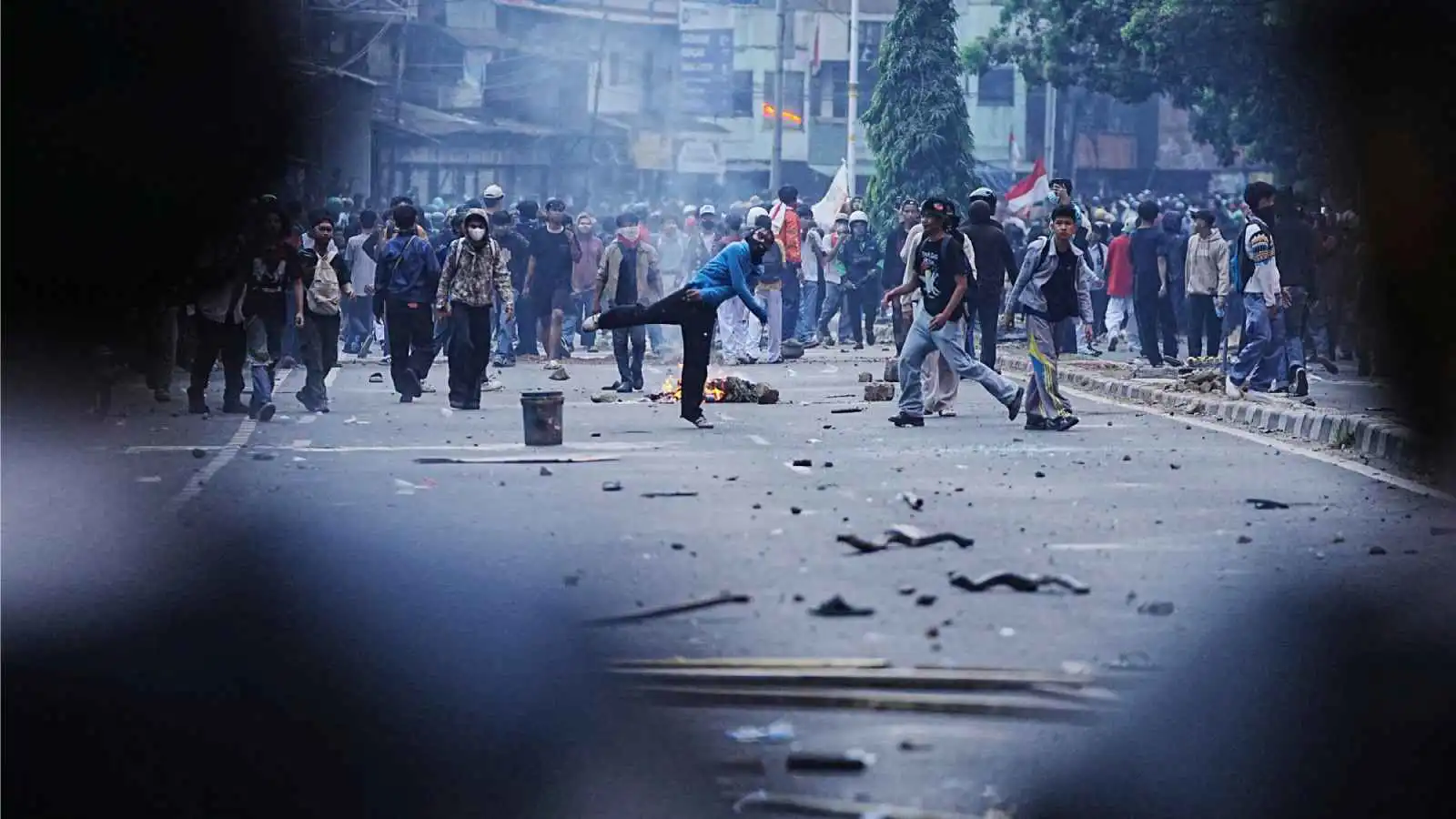 الشرطة الإندونيسية تشتبك مع محتجين على رواتب نواب البرلمان