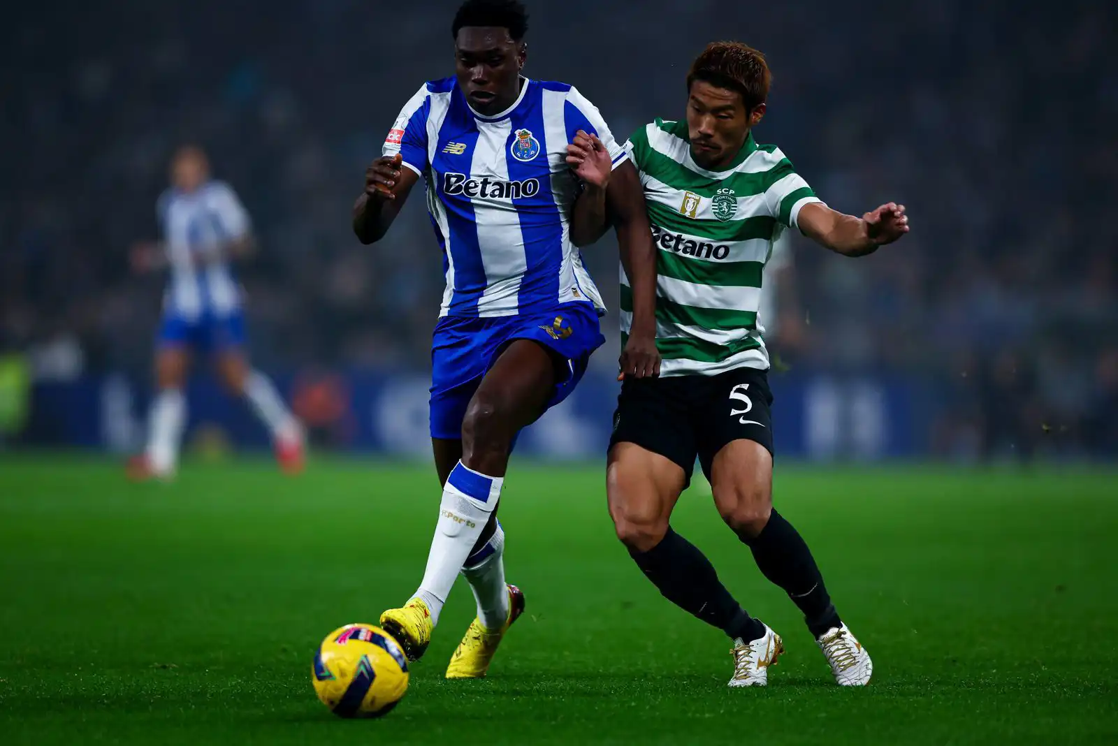 سامو أومورديون مع فريقه بورتو ضد سبورتنغ لشبونة