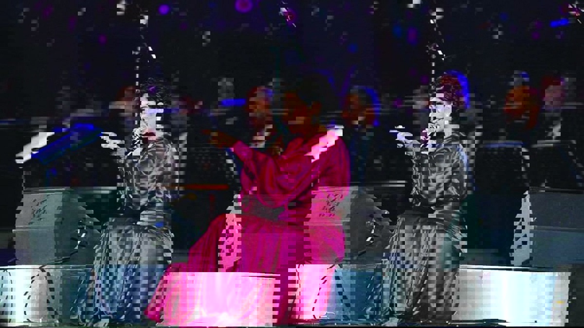 شيرين تثير الجدل مجددًا في السعودية بعد وصف منتقديها بـ"العوانس" 