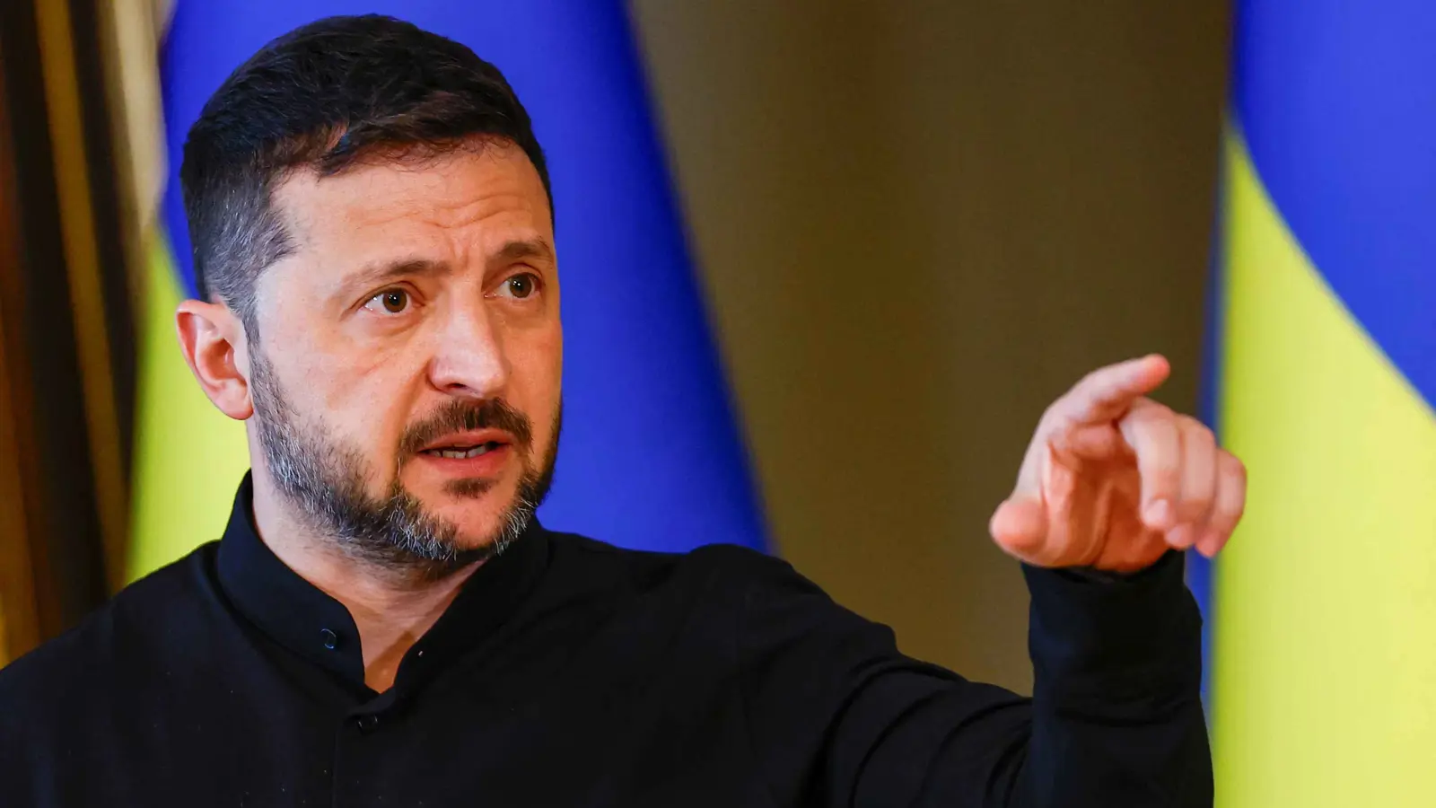 قبل ساعات من القمة الحاسمة.. زيلينسكي يدعو ترامب إلى عدم مكافأة بوتين