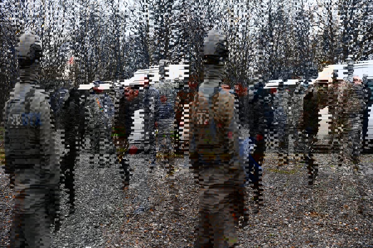 أرمينيا وأذربيجان تتبادلان الأسرى على الحدود