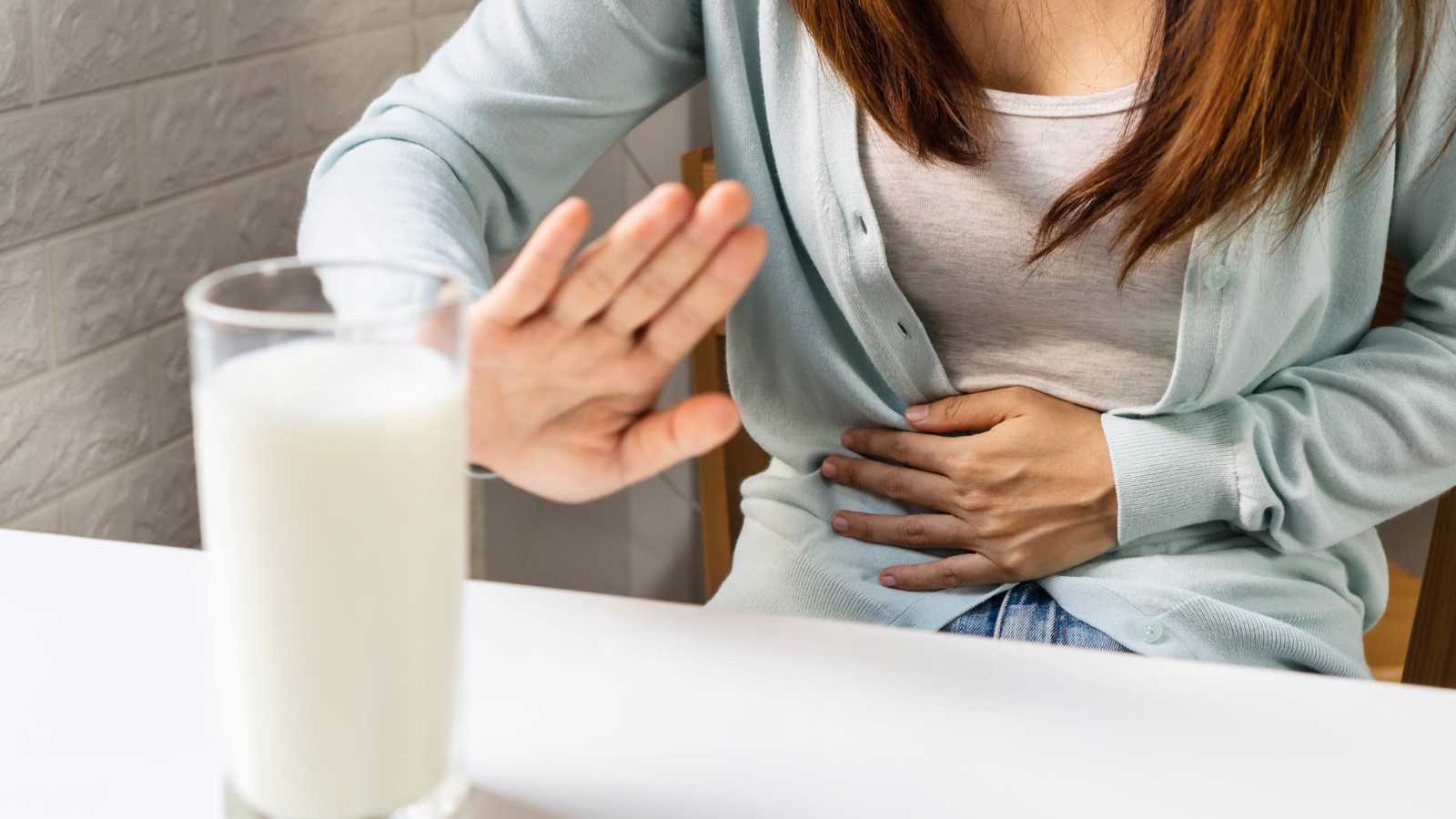 انتفاخ وتشنجات وإسهال.. هل يمكن تخفيف أعراض عدم تحمل اللاكتوز؟