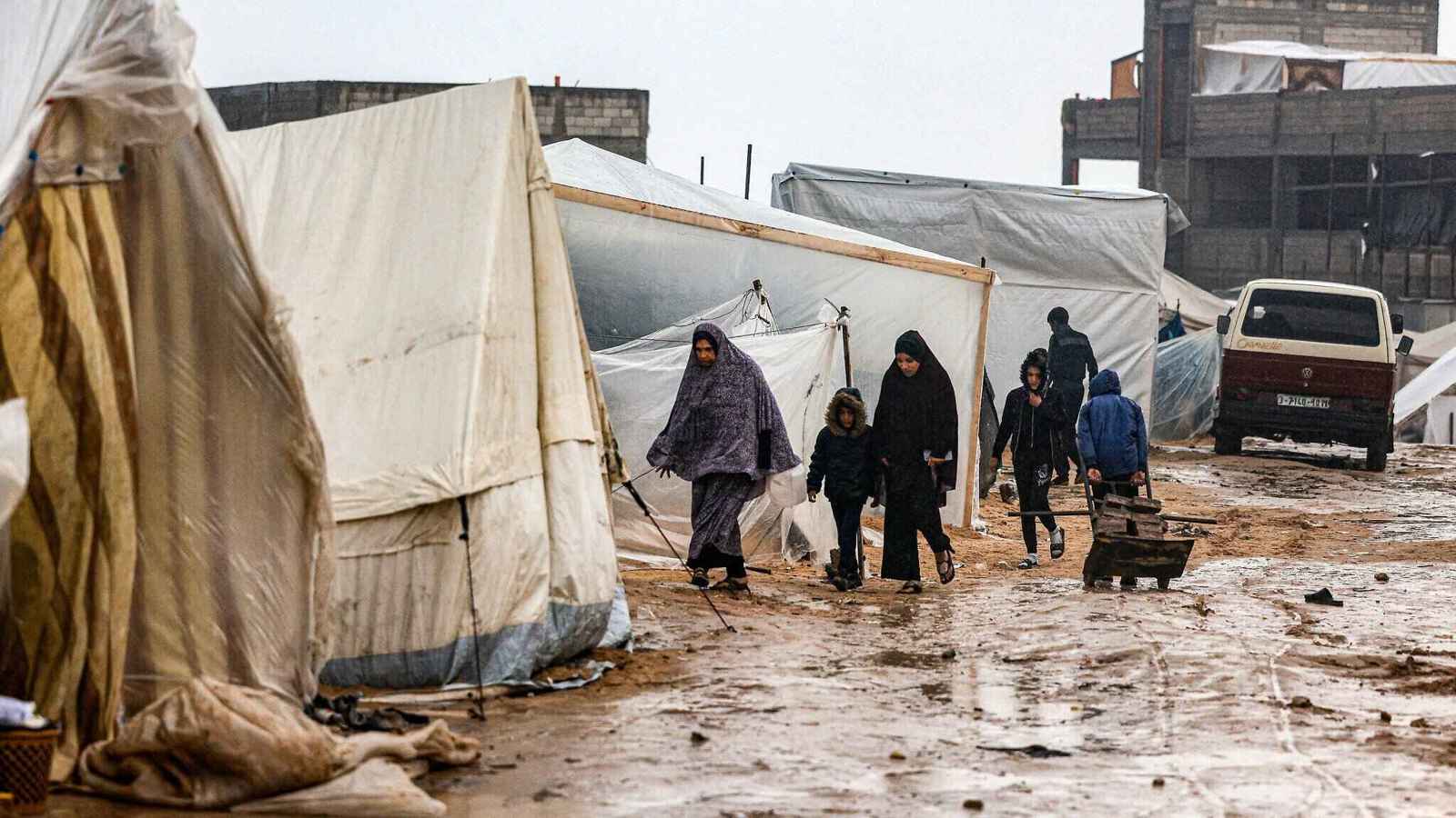 وسط قصف مستمر للمستشفيات.. وفاة رضيع تجمداً في غزة (فيديو)