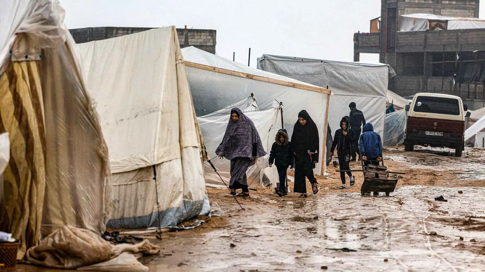 وسط قصف مستمر للمستشفيات.. وفاة رضيع تجمداً في غزة (فيديو)