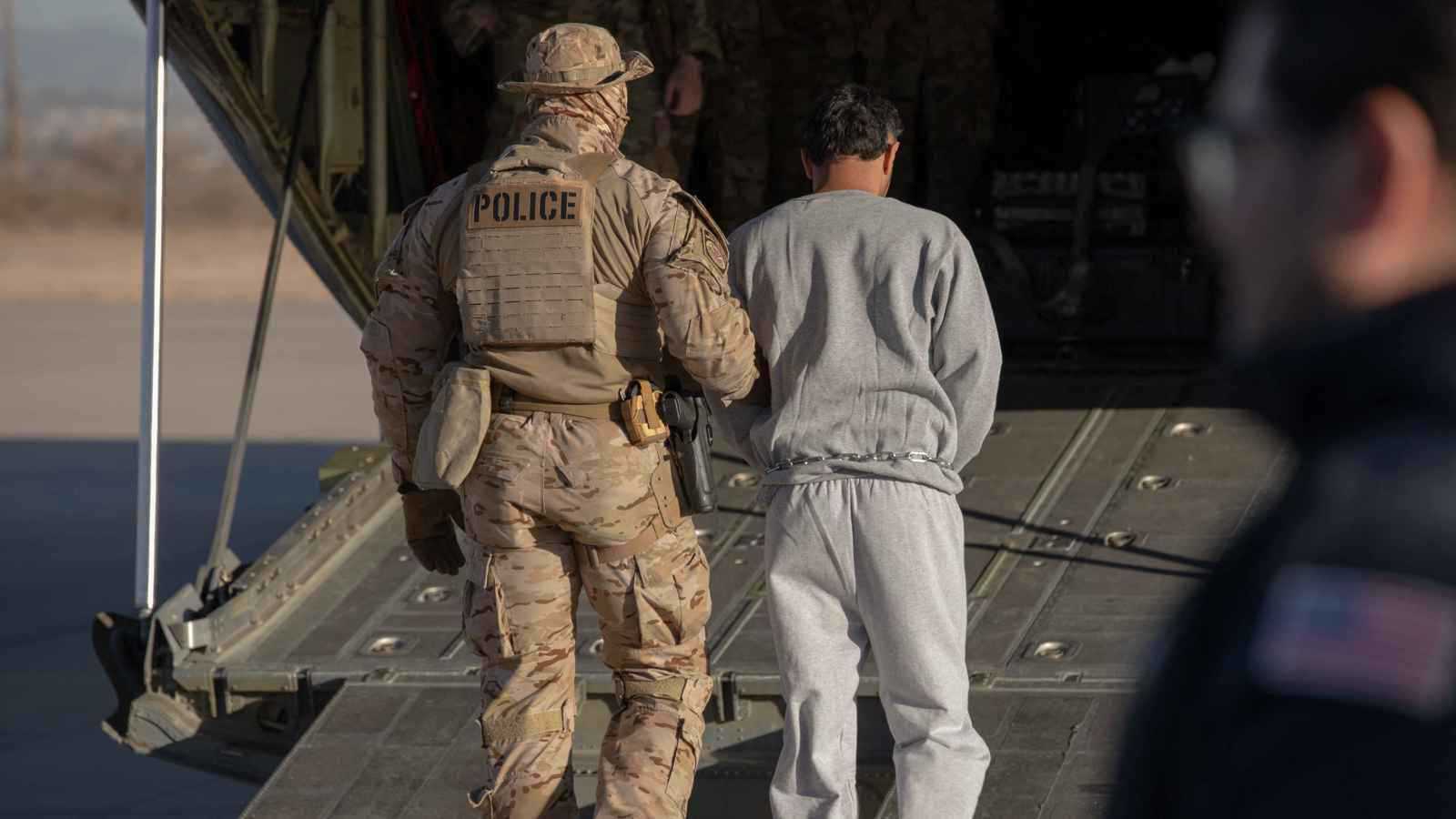 أمهل ترامب أسبوعين.. قاض يأمر بإعادة 137 فنزويلياً رحلوا إلى السلفادو