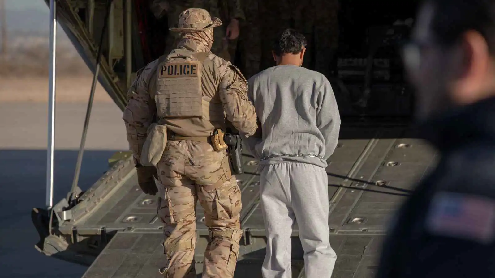 أمهل ترامب أسبوعين.. قاض يأمر بإعادة 137 فنزويلياً رحلوا إلى السلفادور