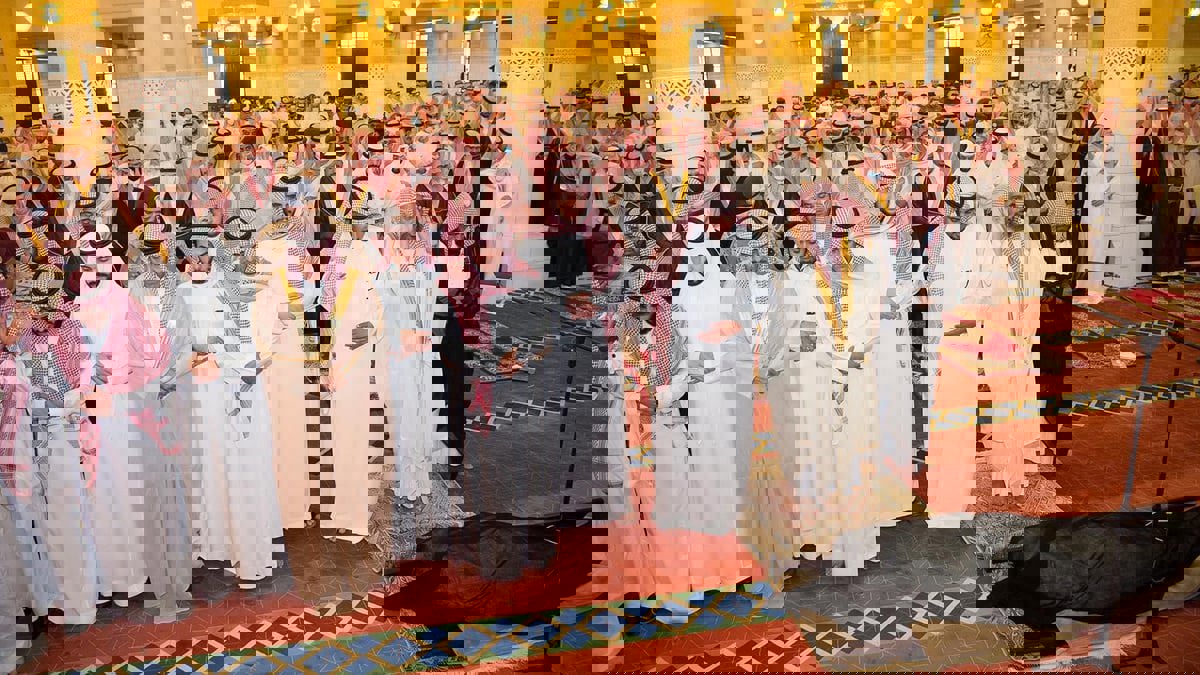 أمير الرياض بالإنابة يؤدي صلاة الجنازة على الأمير سعود بن عبدالرحمن بن عبدالعزيز