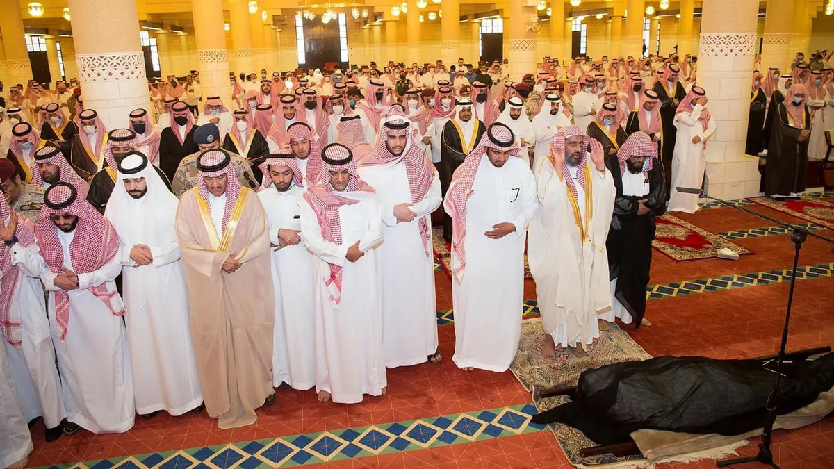 أمير الرياض بالإنابة يؤدي صلاة الجنازة على الأمير سعود بن عبدالرحمن بن عبدالعزيز