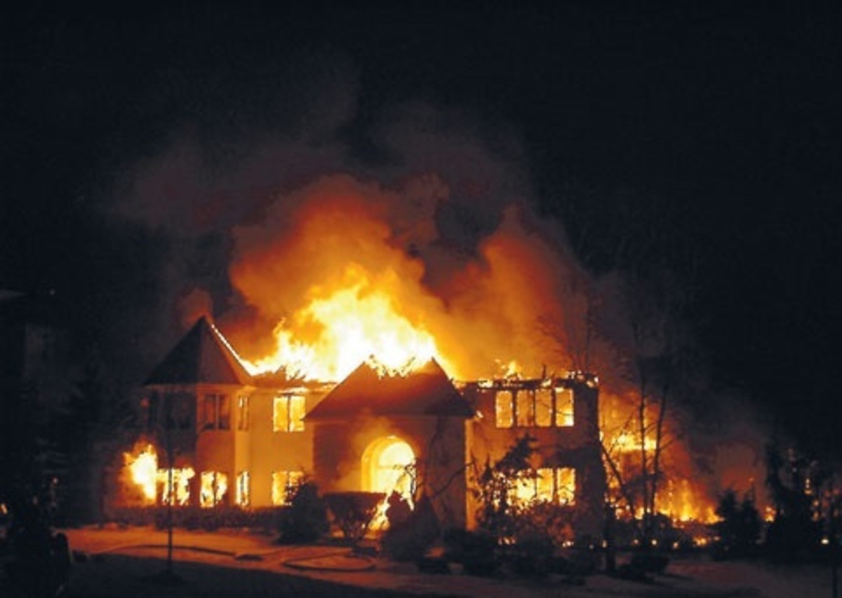 يابانية تشعل حريقاً لقتل زوجها فينقذها منه!