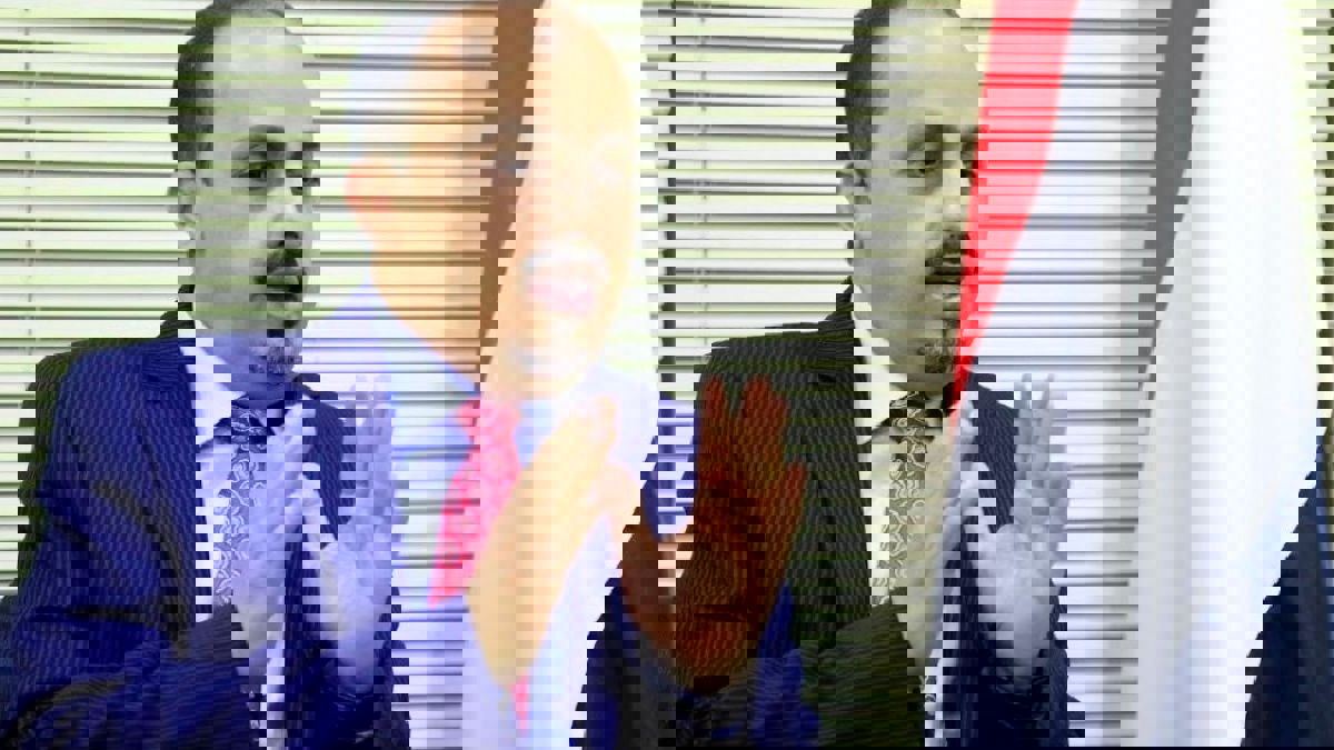 مثمنة دور السعودية والإمارات.. الحكومة اليمنية ترحب بانسحاب قوات "الانتقالي" من مواقع بعدن 