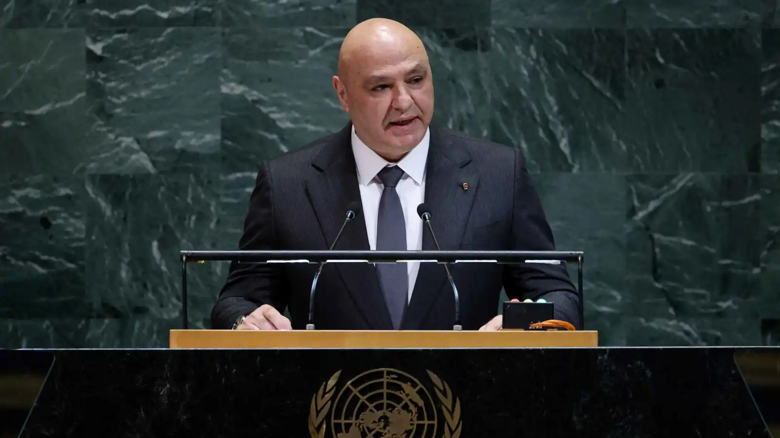 عون: أتحدث عن السلام هنا وبعض أهلي يُقتلون