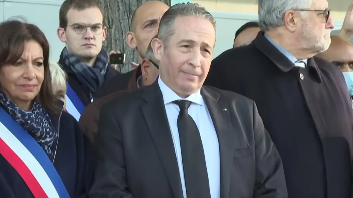 تقرير: عودة مرتقبة لسفير الجزائر بباريس بعد أزمة أميرة بوراوي
