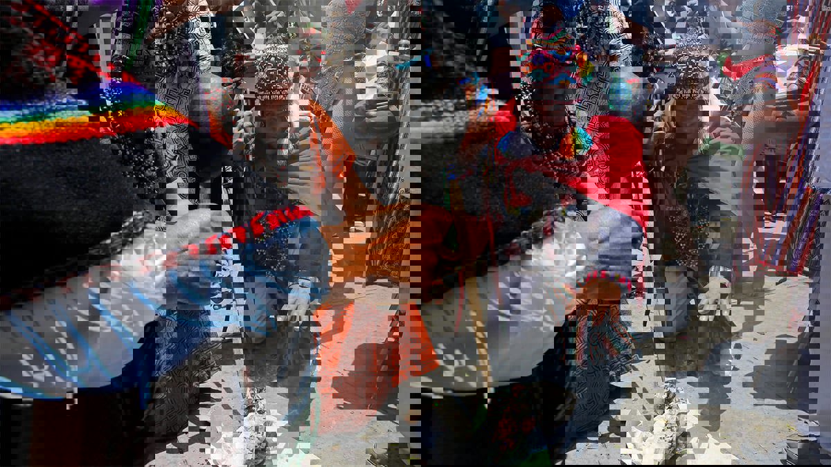 جماهير بيرو تستعد لمباراة الأرجنتين بالسحر والشعوذة (فيديو)