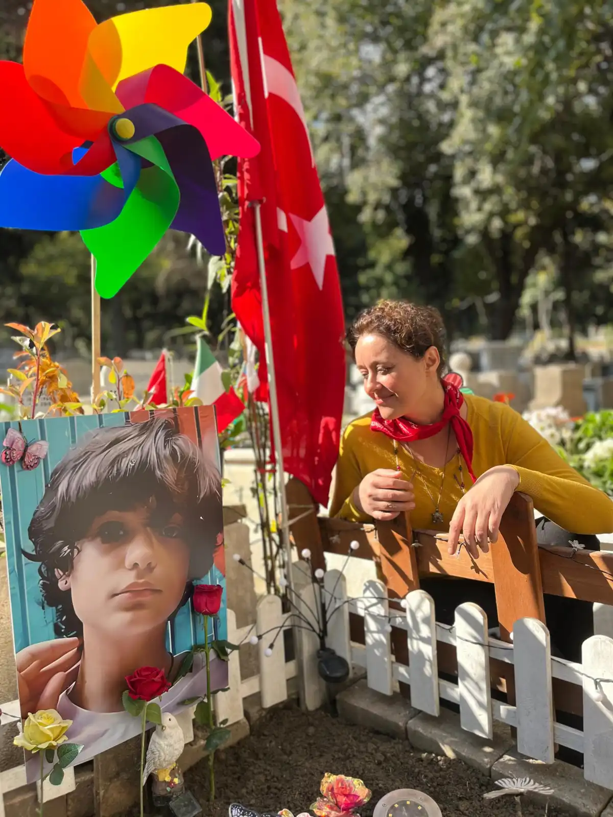 والدة الطفل ماتيا عند قبره