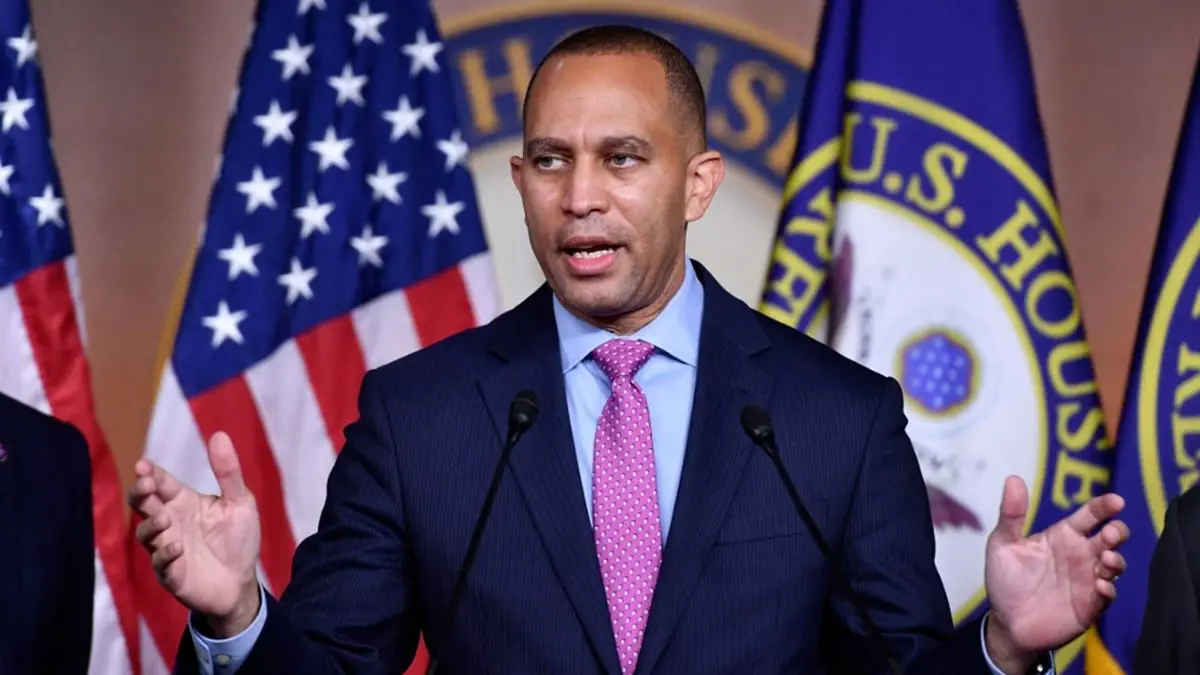 حكيم جيفريز "الابن السياسي" لبيلوسي.. أول زعيم أسود للديمقراطيين بمجلس النواب الأمريكي