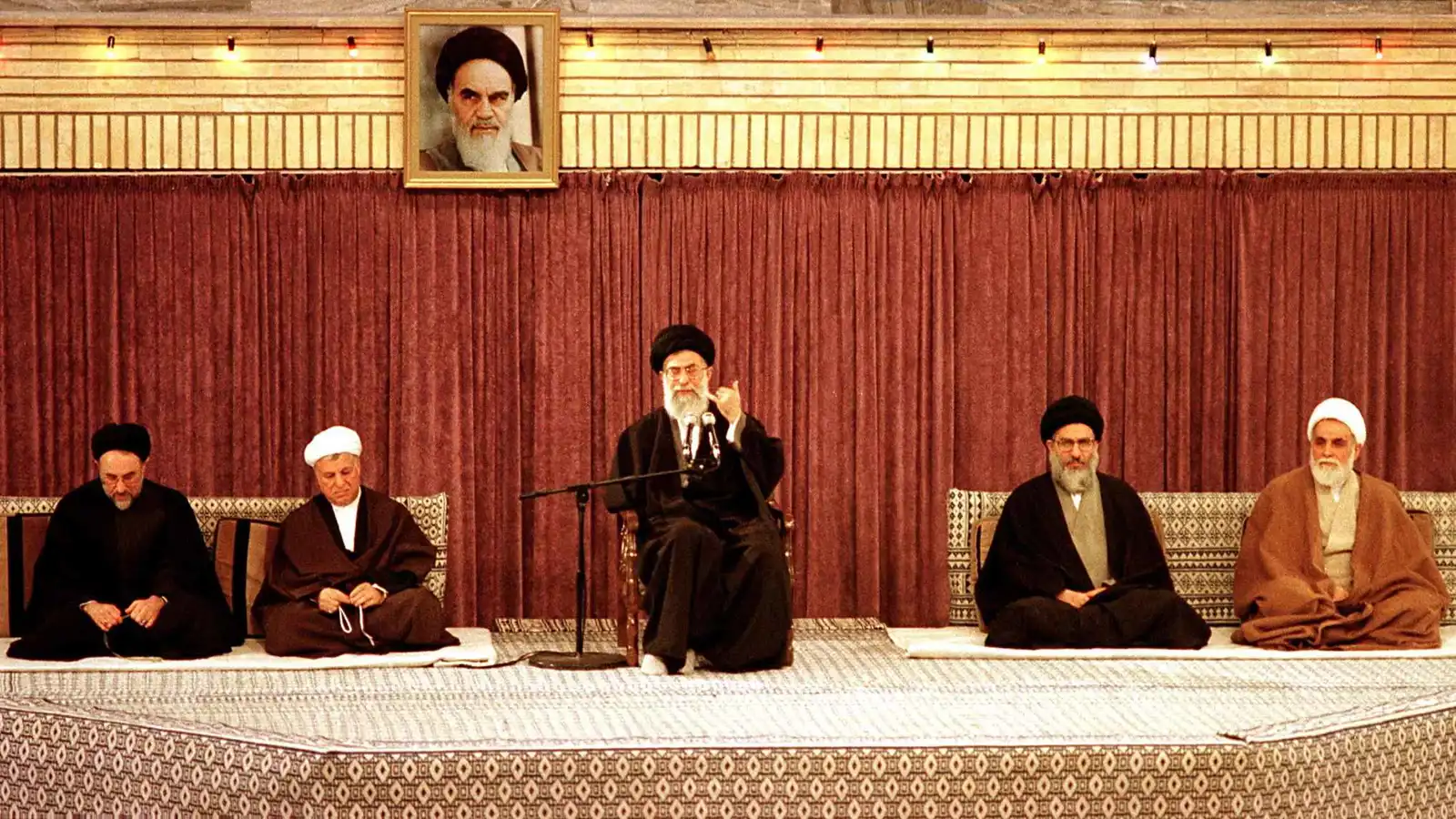 بعد مقتل خامنئي.. غياب "جيل 1979" يثير مخاوف حول مستقبل النظام الإيراني